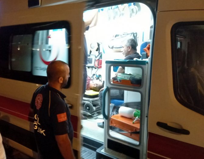 Çalışma Yapılan Yolda Motosiklet Devrildi: 2 Yaralı