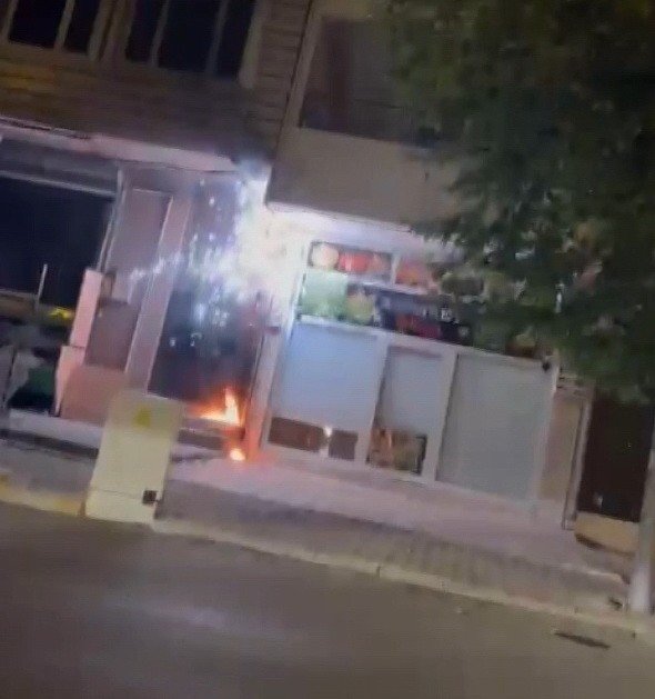 Patlayan Elektrik Kablolarına Suyla Müdahale Ettiler