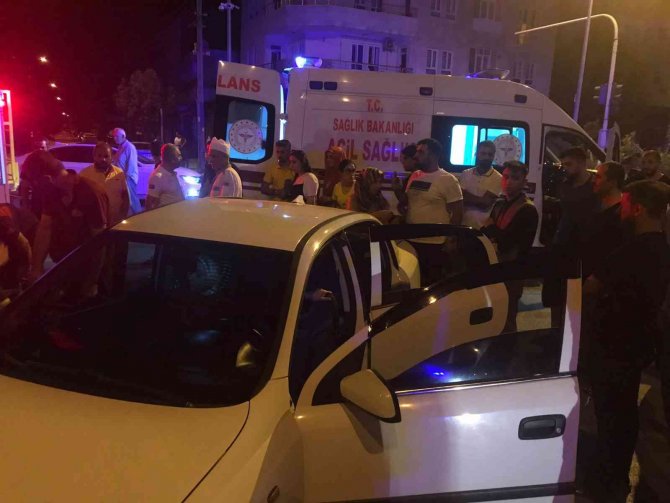 Otomobil İle Minibüsün Çarpıştı: 6 Yaralı