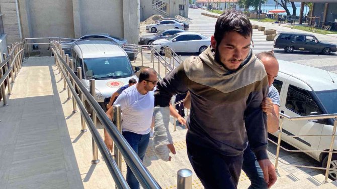 Genç Kadın İş Çıkışı Arkadaşını Beklerken Dehşeti Yaşadı