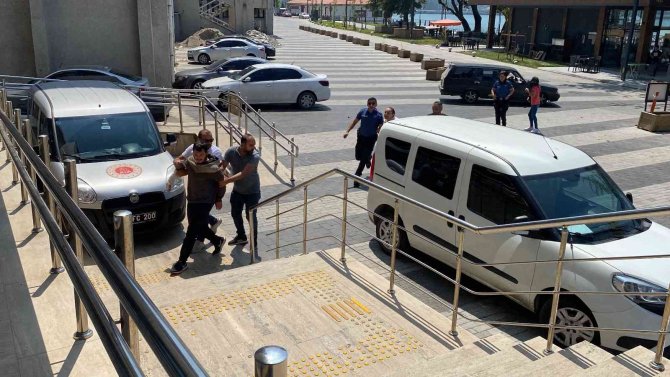 Genç Kadın İş Çıkışı Arkadaşını Beklerken Dehşeti Yaşadı