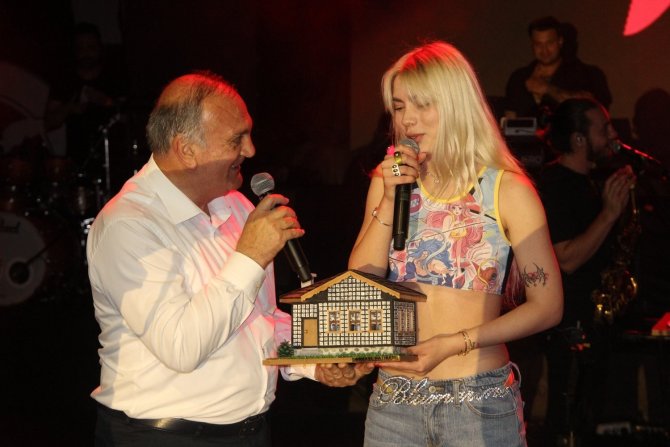 Aleyna Tilki Konserinde Yürekleri Ağza Getiren Görüntü