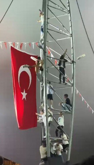 Aleyna Tilki Konserinde Yürekleri Ağza Getiren Görüntü