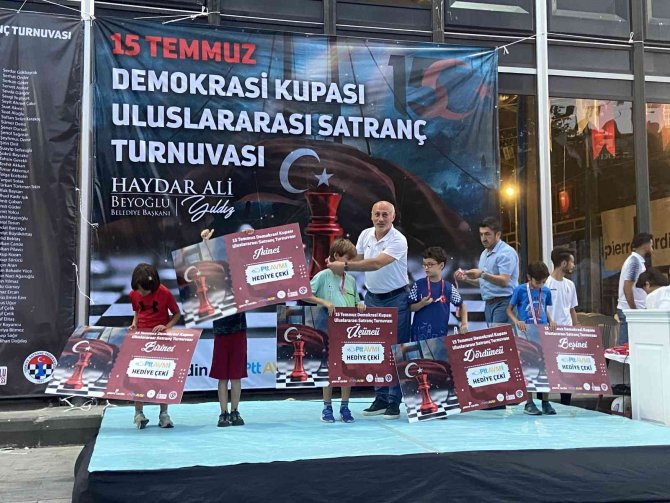 Beyoğlu Belediyesi 15 Temmuz Şehitleri İçin Uluslararası Satranç Turnuvası Düzenledi