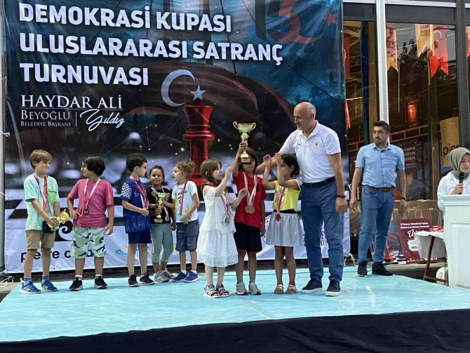 Beyoğlu Belediyesi 15 Temmuz Şehitleri İçin Uluslararası Satranç Turnuvası Düzenledi