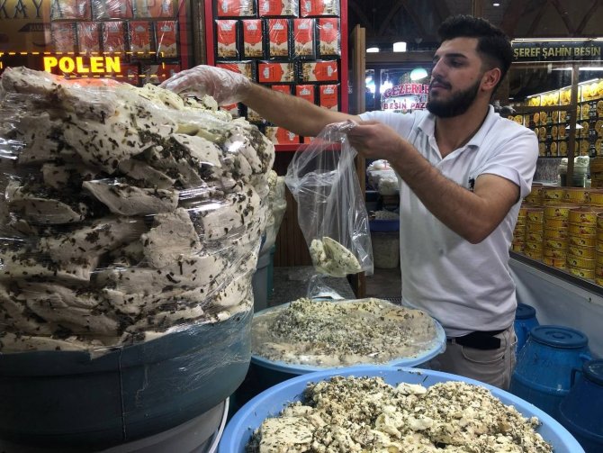Van’ın Meşhur Otlu Peyniri Hediyelik Olarak Alınıyor