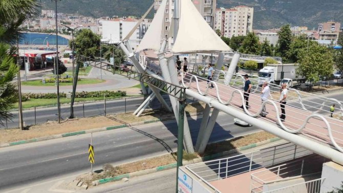 Damperi Açık Kamyon Üst Geçide Çarptı
