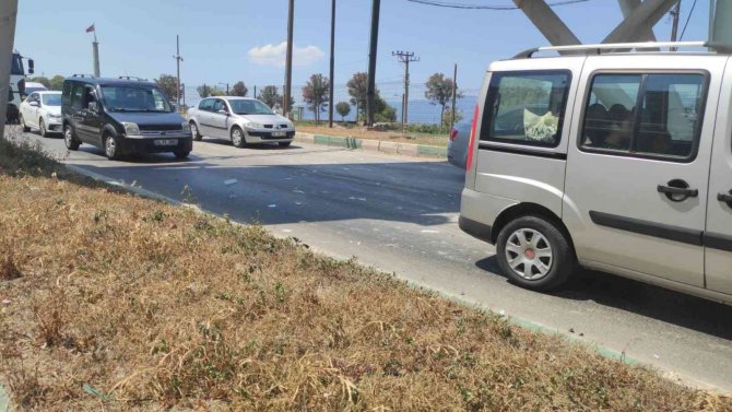 Damperi Açık Kamyon Üst Geçide Çarptı