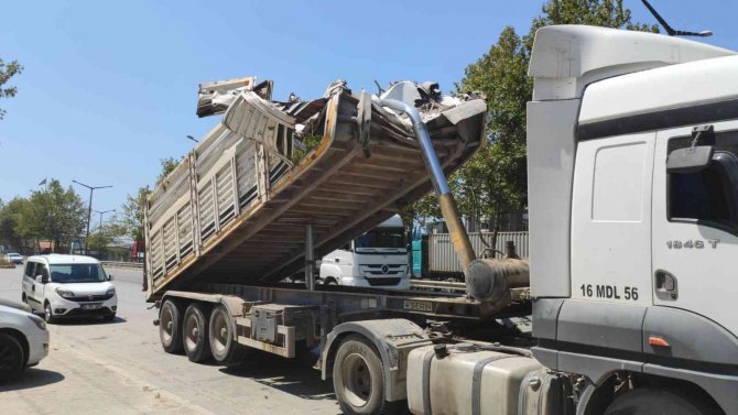 Damperi Açık Kamyon Üst Geçide Çarptı