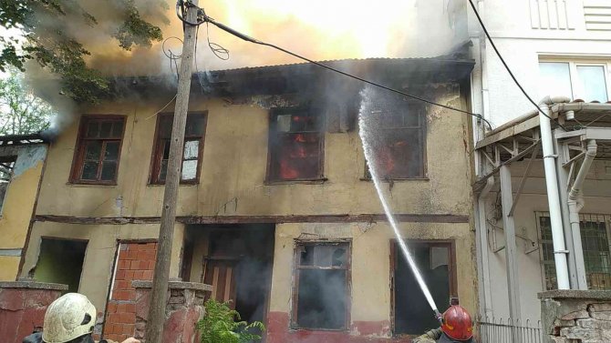 Bursa’da İki Katlı Ahşap Ev Küle Döndü