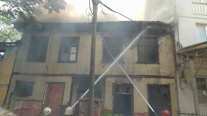 Bursa’da İki Katlı Ahşap Ev Küle Döndü
