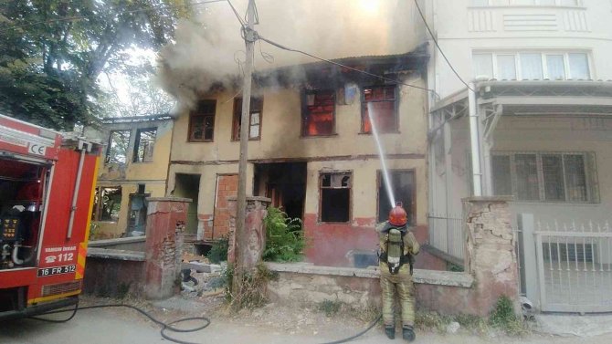 Bursa’da İki Katlı Ahşap Ev Küle Döndü