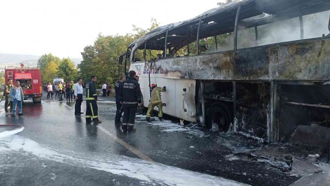 Yolcu Otobüsü Alev Alev Yandı; Karayolu Ulaşıma Kapandı