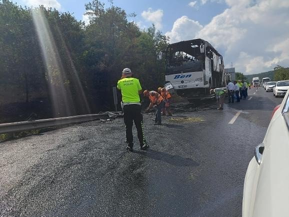 Yolcu Otobüsü Alev Alev Yandı; Karayolu Ulaşıma Kapandı