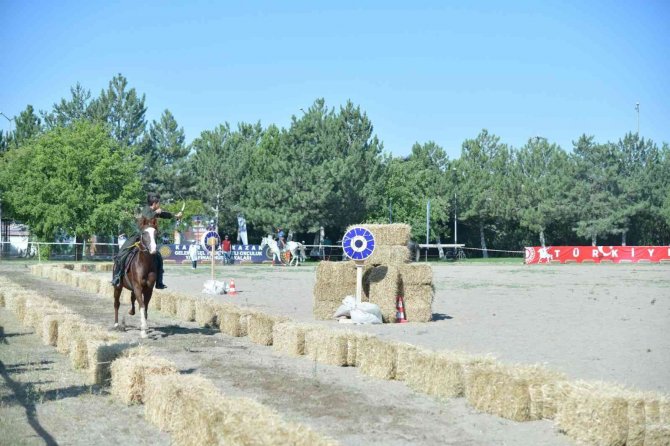 Geleneksel Kıyafetli Atlı Okçular Kahramankazan’da Buluştu
