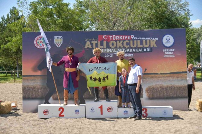 Geleneksel Kıyafetli Atlı Okçular Kahramankazan’da Buluştu