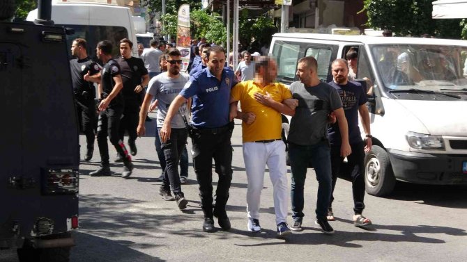 6kişinin Yaralandığı, 5 Kişinin Gözaltına Alındığı Kazada Ortalık Savaş Alanına Döndü