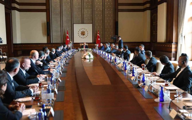 Cumhurbaşkanı Erdoğan, Trabzonspor Kulübü Yönetici, Teknik Heyet Ve Futbolcularını Kabul Etti