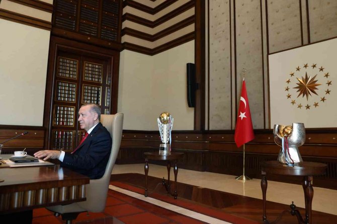 Cumhurbaşkanı Erdoğan, Trabzonspor Kulübü Yönetici, Teknik Heyet Ve Futbolcularını Kabul Etti