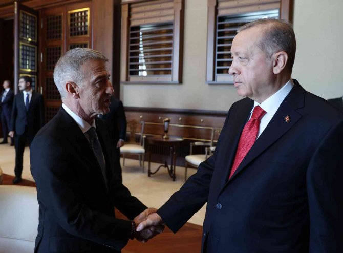 Cumhurbaşkanı Erdoğan, Trabzonspor Kulübü Yönetici, Teknik Heyet Ve Futbolcularını Kabul Etti