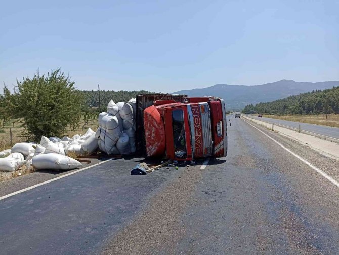 Tonlarca Kekik Devrilen Kamyondan Yola Saçıldı
