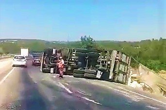 Tonlarca Kekik Devrilen Kamyondan Yola Saçıldı