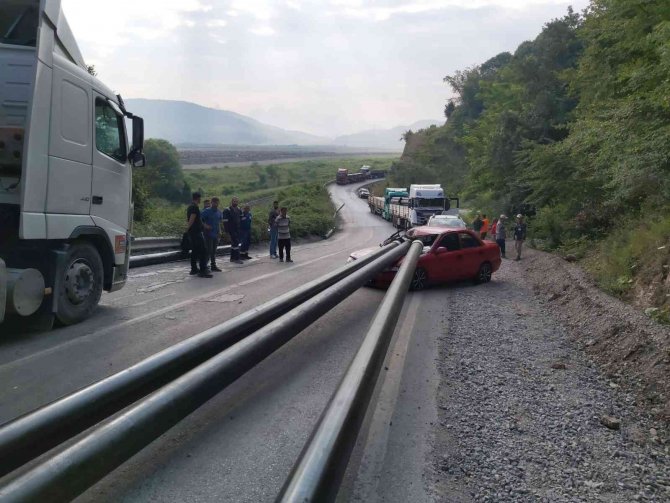 Bir Tonluk Borular Otomobile Ok Gibi Saplandı