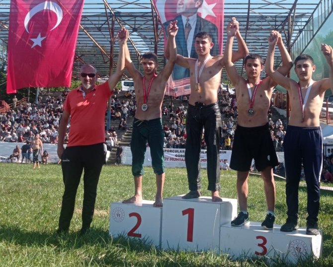 Belediye Güreşçileri, Kürsüyü Parselledi