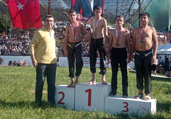Belediye Güreşçileri, Kürsüyü Parselledi