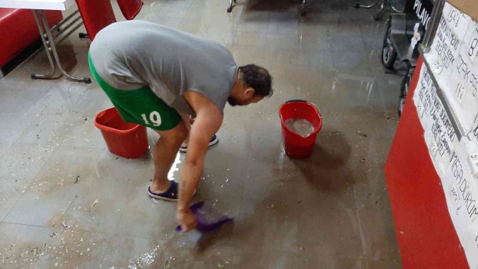 Edirne’yi Yaz Ortasında Sel Vurdu: Ev Ve İş Yerlerini Su Bastı, Yollar Göle Döndü