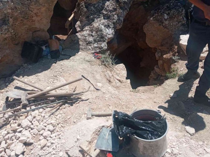 Elazığ’da Kaçak Kazı Yapan 3 Şüpheli Suçüstü Yakalandı