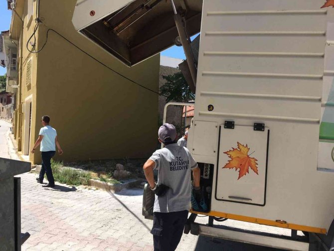 Emet’te Çöp Konteynerleri Yıkanıp, Temizlenip Bakımları Yapılıyor