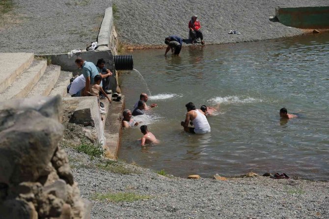 Sıcaktan Bunalan Çocuklar Havuzda Serinledi