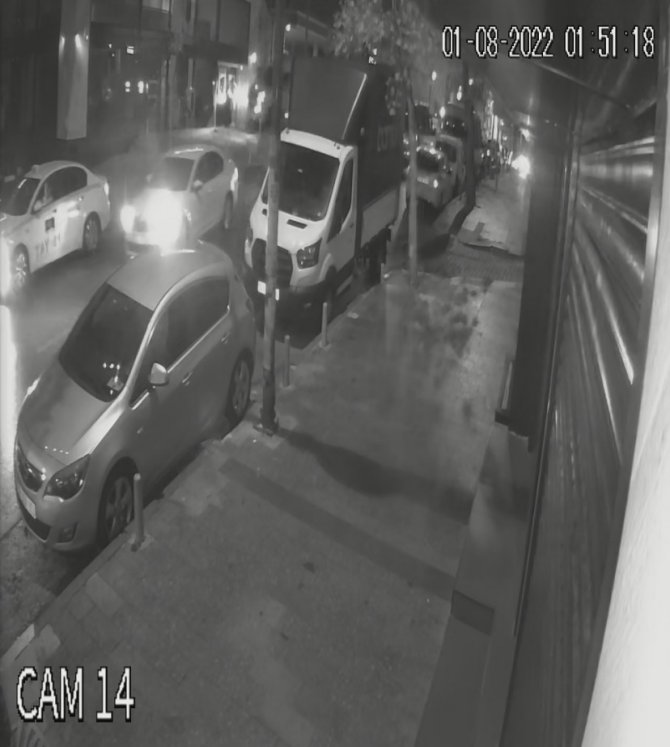 İ̇stanbul’da Servis Aracının Bankaya Daldığı Anlar Kamerada: Para Çekerken Ölümden Döndü