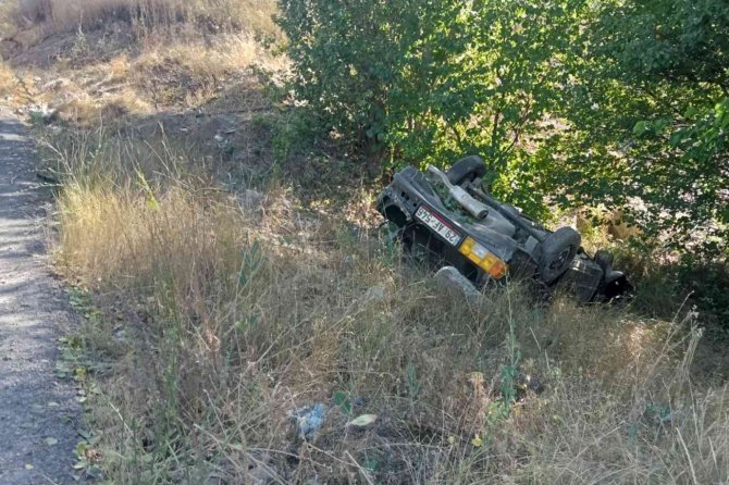 Virajı Alamayan Otomobil Tali Yola Savruldu: 3 Yaralı