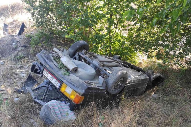 Virajı Alamayan Otomobil Tali Yola Savruldu: 3 Yaralı