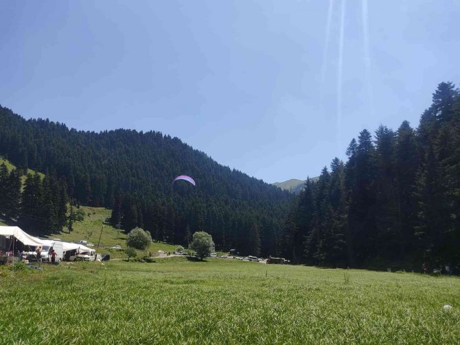 Yamaç Paraşütçüsü Festivalde Piknikçilerin Arasına İnince Yürekler Ağza Geldi