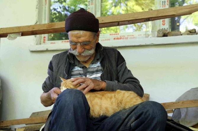 Görmeyen Gözleriyle Binlerce Fidan Yetiştirdi