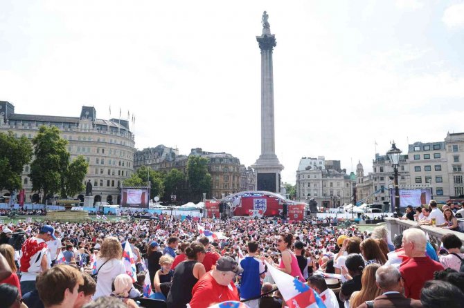 Londra’da Binlerce Kişi Kadın Futbol Takımının Şampiyonluğunu Kutladı