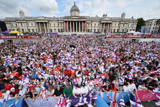 Londra’da Binlerce Kişi Kadın Futbol Takımının Şampiyonluğunu Kutladı