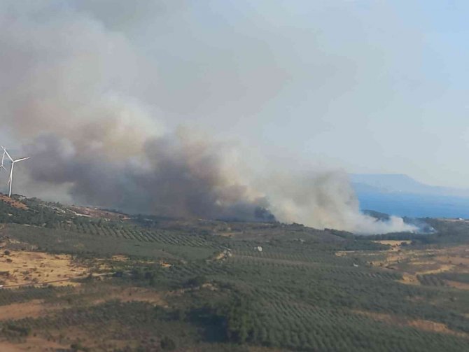 İ̇zmir’de Ziraat Arazisindeki Yangına Müdahale Ediliyor