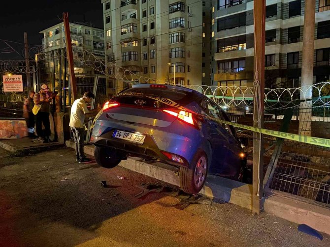 Bariyerlere Çarpan Otomobil Marmaray Tren Raylarına Girmekten Son Anda Kurtuldu