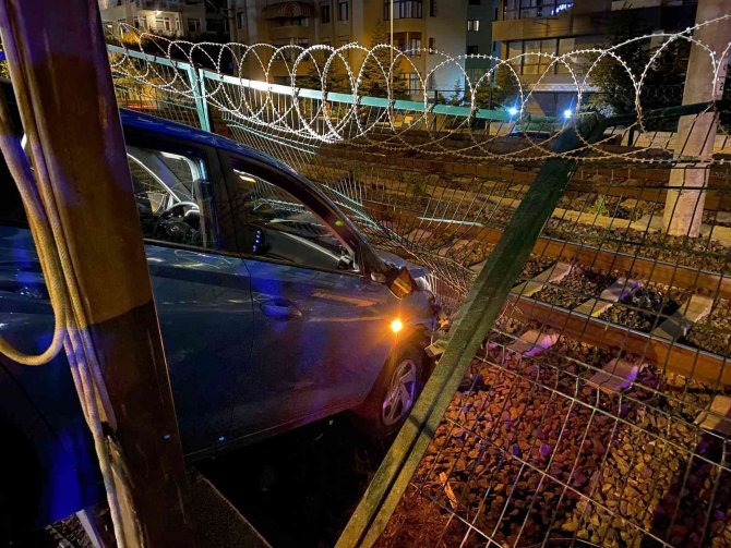 Bariyerlere Çarpan Otomobil Marmaray Tren Raylarına Girmekten Son Anda Kurtuldu