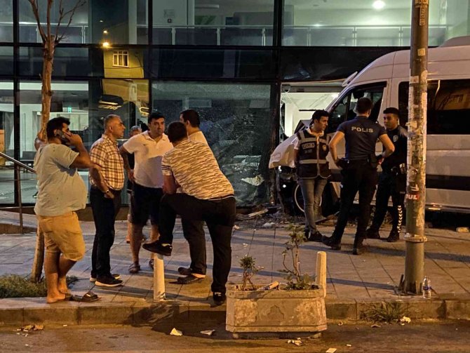 Kağıthane’de Öksürük Krizi Tutan Şoför, Servis Aracıyla Bankaya Girdi: 1 Yaralı
