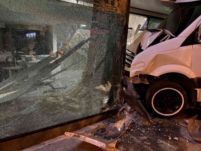 Kağıthane’de Öksürük Krizi Tutan Şoför, Servis Aracıyla Bankaya Girdi: 1 Yaralı