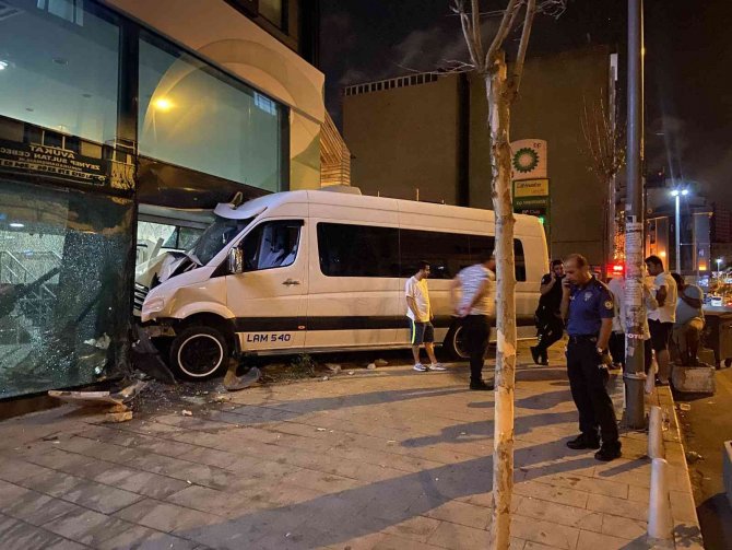 Kağıthane’de Öksürük Krizi Tutan Şoför, Servis Aracıyla Bankaya Girdi: 1 Yaralı