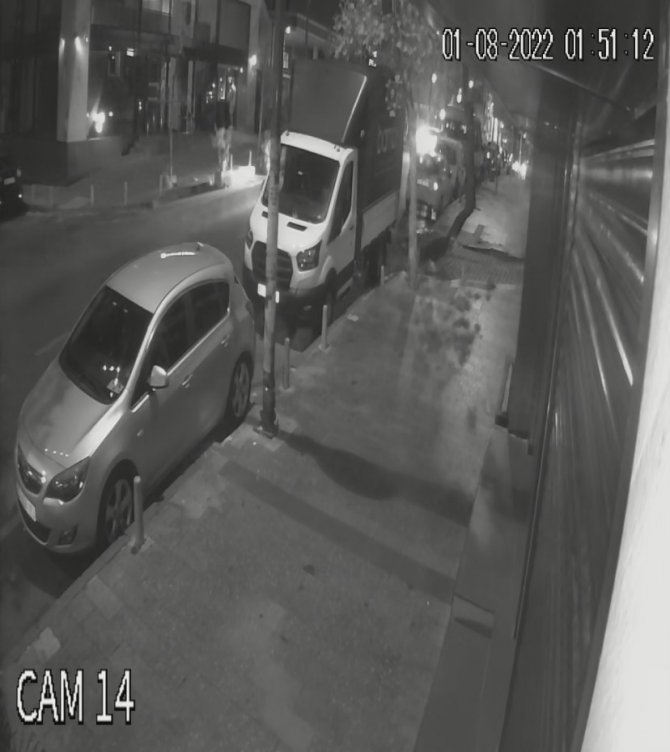İ̇stanbul’da Servis Aracının Bankaya Daldığı Anlar Kamerada: Para Çekerken Ölümden Döndü