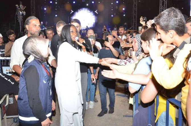 Della Miles’ten "Domdom Kurşunu"