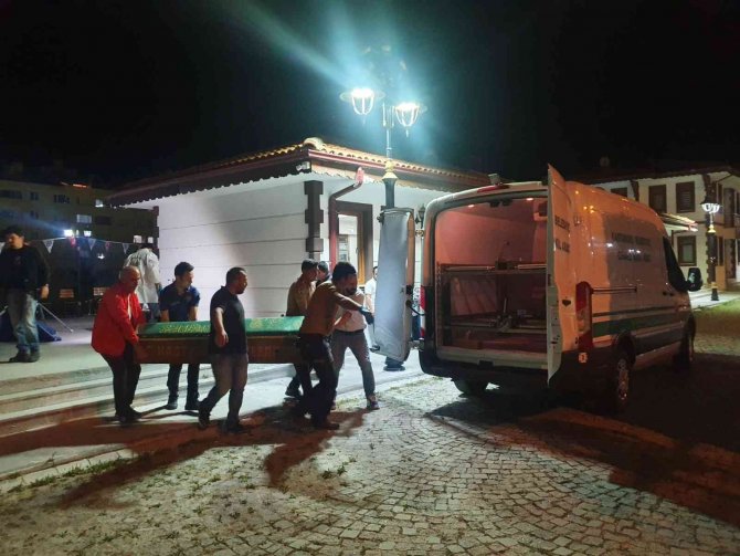 Yolda Yürürken Kalp Krizi Geçiren Adam Hayatını Kaybetti