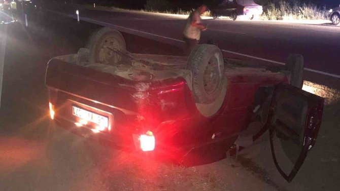 Otomobil Su Kanalına Devrildi: 2 Yaralı